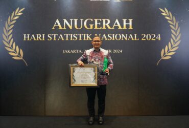 Pj Walikota Batu, Aries Agung Paewai, terima penghargaan Anugerah Hari Statistik Nasional 2024 dari Mendagri Republik Indonesia (dok. Prokopim Pemkot Batu)