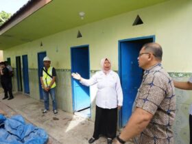 Pj Wali Kota Batu, Aries tengah meninjau sekolah yang rencananya akan direvitalisasi (dok. Prokopim Pemkot Batu)