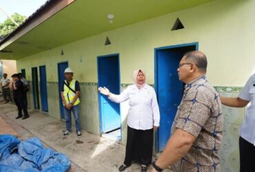 Pj Wali Kota Batu, Aries tengah meninjau sekolah yang rencananya akan direvitalisasi (dok. Prokopim Pemkot Batu)