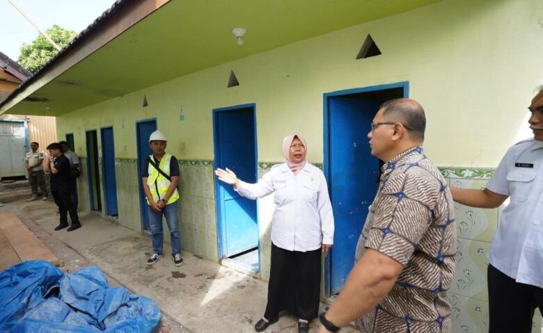 Pj Wali Kota Batu, Aries tengah meninjau sekolah yang rencananya akan direvitalisasi (dok. Prokopim Pemkot Batu)