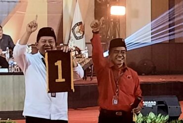 Paslon Wali Kota dan Wakil Wali Kota Blitar Bambang Rianto-Bayu Setyo Kuncoro dapat nomor urut 1 dalam rapat pleno KPU Kota Blitar. (blok-a.com/Fajar)