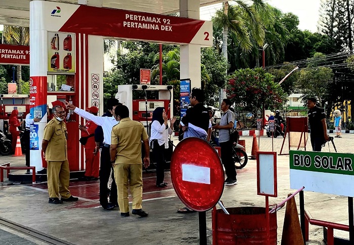 Sat Reskrim Polres Blitar Kota bersama Disperindag Kota Blitar melakukan pengecekan BBM di sejumlah SPBU. (blok-a.com/Fajar)