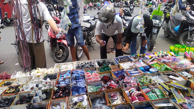 Barang bekas yang diperjualbelikan di Pasar Comboran Kota Malang. (Google Review/Samsul Huda)