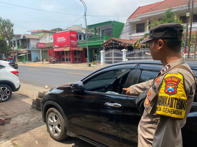 Barang bukti kaca mobil Honda HRV dipecah oleh komplotan maling di Jalan Raya Kecamatan Pakisaji, Kabupaten Malang (dok. Humas Polres Malang for blok-a.com)