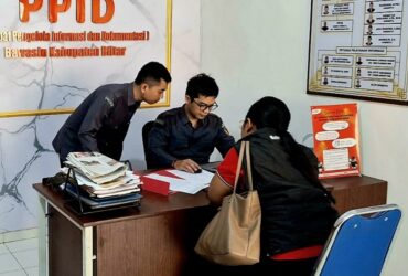 Tim Kampanye Rijanto-Beky melaporkan KPU Kabupaten Blitar ke Bawaslu. (Foto : blok-a.com/Fajar)