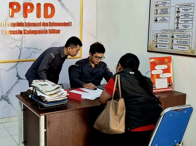 Tim Kampanye Rijanto-Beky melaporkan KPU Kabupaten Blitar ke Bawaslu. (Foto : blok-a.com/Fajar)