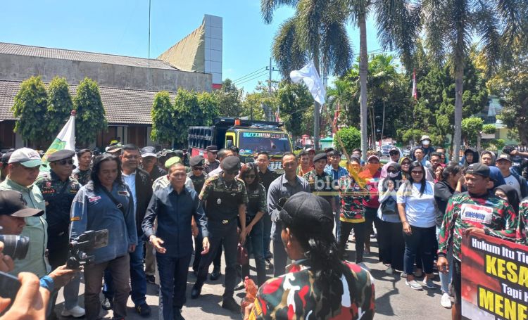 Puluhan massa yang tergabung dalam LMP, HIPAKAD, PPM serta beberapa elemen tokoh pemuda di Kabupaten Blitar menggelar aksi unjuk rasa di halaman Kantor Kajari Blitar. (blok-a.com/Fajar)