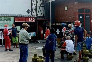 Warga Blitar antre LPG 3 kilogram di salah satu pangkalan. (blok-a.com/Fajar)