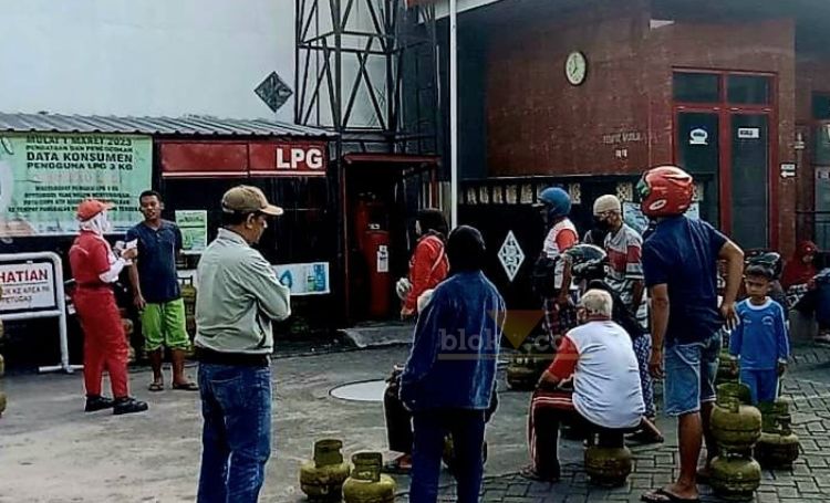 Warga Blitar antre LPG 3 kilogram di salah satu pangkalan. (blok-a.com/Fajar)