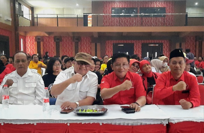 Ketua DPC Partai Gerindra Kota Blitar Ir Ensro Hermono, bersama Sekretaris DPC Partai Gerindra Kota Blita Tan Ngi Hing saat deklarasi pendukungan pasangan calon Wali Kota dan Wakil wali Kota Blitar, Bambang-Bayu. (blok-a.com/Fajar)