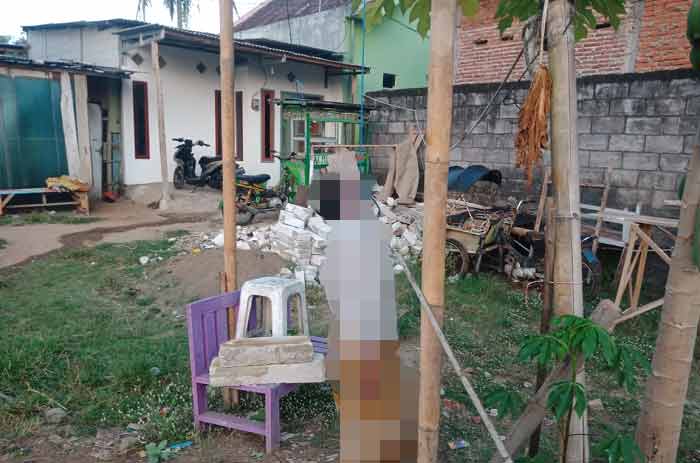 Evakuasi lansia gantung diri di Dusun Nusantoro, Desa Ampeldento, Kecamatan Pakis, Kabupaten Malang.
