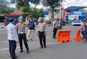 Satlantas Polres Blitar Kota bersama Dinas Perhubungan Kota Blitar menguji coba perubahan jalur sekitar Alhn-alun Kota Blitar. (blok-a.com/Fajar)