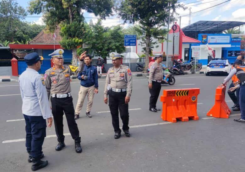 Satlantas Polres Blitar Kota bersama Dinas Perhubungan Kota Blitar menguji coba perubahan jalur sekitar Alhn-alun Kota Blitar. (blok-a.com/Fajar)