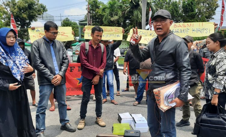 Front Mahasiswa Revolusioner (FMR) dan Rakyat Tuntut Amanah Keadilan (Ratu Adil) mendatangi Kejaksaan Kabupaten Blitar. (blok-a.com/Fajar)
