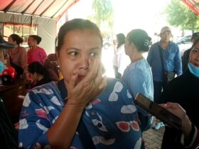 Rahmawati menangisi kiosnya di Pasar Comboran yang ludes terbakar.