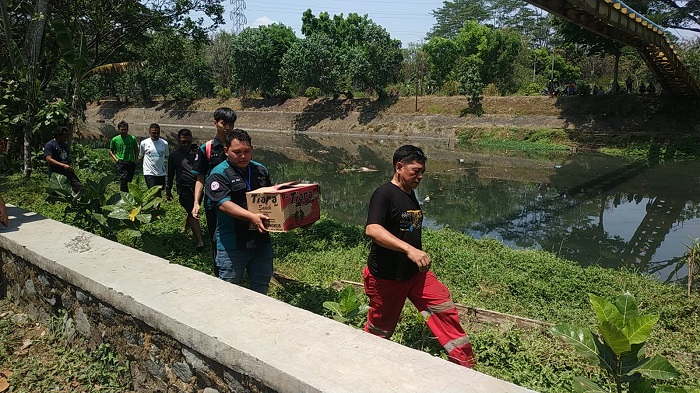 Relawan Satkom RJT Kota Malang saat mengevakuasi mayat bayi yang ditemukan di aliran Sungai Amprong Sabtu pagi (21/9/2024).