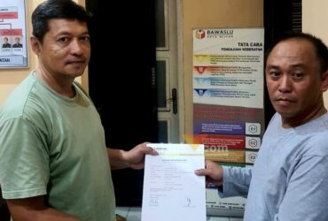 Salah satu warga Kota Blitar melapor ke Bawaslu Kota Blitar, terkait pembagian nasi kotak bertuliskan "Mas Ibin Mbak Elim Kota Blitar Tambah SAE". (blok-a.com/Fajar)