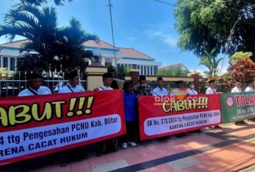 Ratusan warga Nahdlatul Ulama (NU) Kabupaten Blitar mendatangi Kantor Pengadilan Negeri (PN) Blitar di Jalan Imam Bonjol Kota Blitar. (blok-a.com/Fajar)