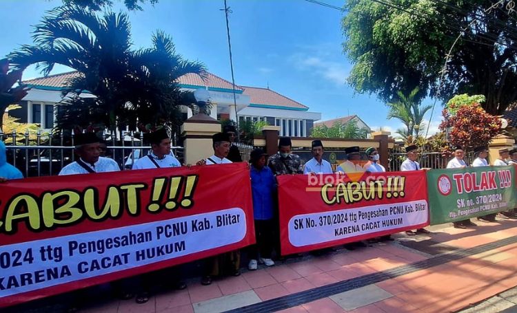 Ratusan warga Nahdlatul Ulama (NU) Kabupaten Blitar mendatangi Kantor Pengadilan Negeri (PN) Blitar di Jalan Imam Bonjol Kota Blitar. (blok-a.com/Fajar)