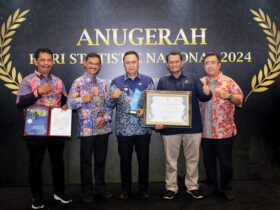 Pj Wali Kota Malang Iwan Kurniawan bersama jajaran usai menerima penghargaan Anindhita Wistara Data di Jakarta, Kamis (26/9/2024). (dok. Humas Pemkot Malang)