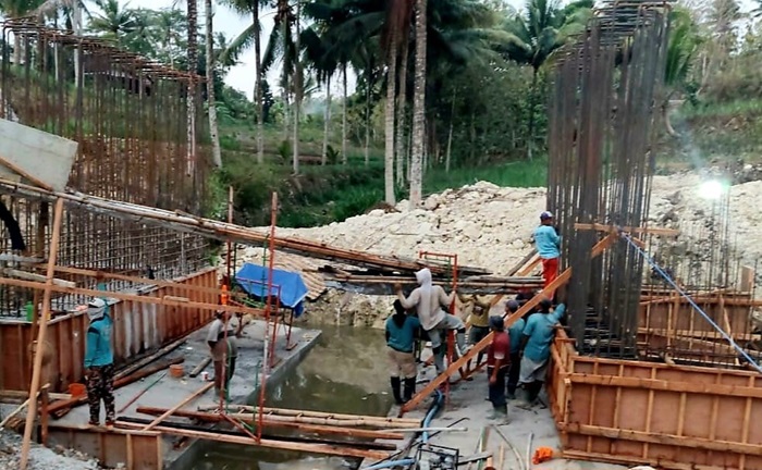 Proyek jembatan di Dusun Kaligambang Desa Kaligambir Kecamatan Panggungrejo Kabupaten Blitar. (blok-a.com/Fajar)