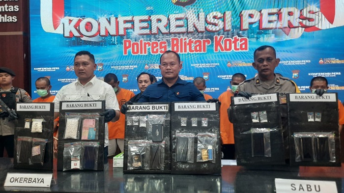 Kasatresnarkoba Polres Blitar Kota, Iptu Richy Hermawan saat pers rilis di Mapolres Blitar Kota. (blok-a.com/Fajar)