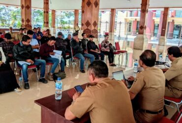 Ketua Rakyat Tuntut Amanat Keadilan (Ratu Adil) Mohammad Trijanto bersama dengan FMR dan KRPK mendatangi Kantor Pemkab Blitar di Kanigiro Kabupaten Blitar. (blok-a.com/Fajar)