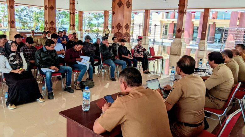 Ketua Rakyat Tuntut Amanat Keadilan (Ratu Adil) Mohammad Trijanto bersama dengan FMR dan KRPK mendatangi Kantor Pemkab Blitar di Kanigiro Kabupaten Blitar. (blok-a.com/Fajar)