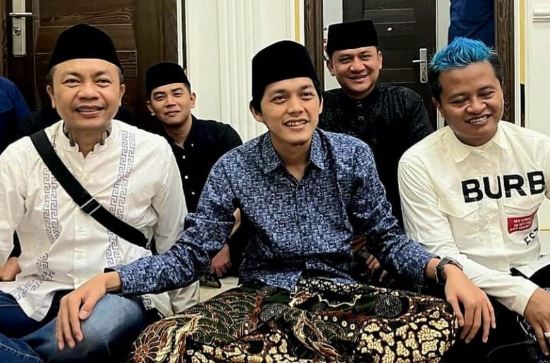 Mantan Wabup Blitar, Rahmat Santoso (kiri) bersama Gus Iqdam (tengah), dan calon Wakil Bupati Blitar Beky Herdihansah. (blok-a.com/Fajar)
