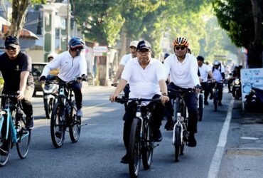 Wali Kota Blitar Santoso Monev Program RT Keren dengan bersepeda angin keliling wilayah Kecamatan Sananwetan. (blok-a.com/Fajar)
