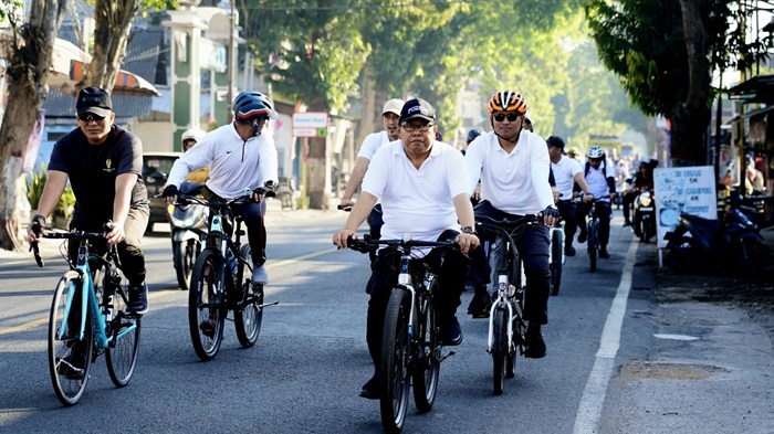 Wali Kota Blitar Santoso Monev Program RT Keren dengan bersepeda angin keliling wilayah Kecamatan Sananwetan. (blok-a.com/Fajar)