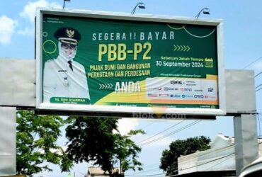 Baliho yang memasang foto Calon Bupati (Cabup) Blitar petahana Rini Syarifah atau Mak Rini. (blok-a.com/Fajar)