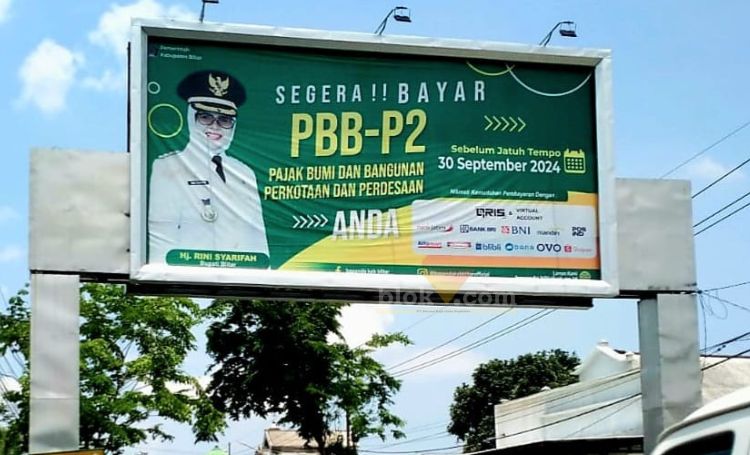 Baliho yang memasang foto Calon Bupati (Cabup) Blitar petahana Rini Syarifah atau Mak Rini. (blok-a.com/Fajar)