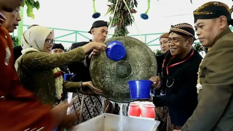 Bupati Blitar Hj. Rini Syarifah membuka Jamasan Gong Kyai Pradah di Alun-alun Lodoyo Kecamatan Sutojayan. (Foto : blok-a.com/Fajar)