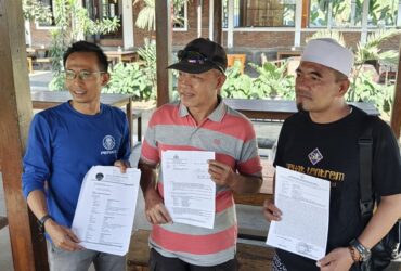 Ahli waris (tengah) menuntut pengembalian tanah warisan yang diserobot pihak lain di Turen Malang.