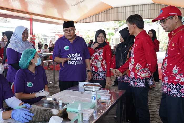 Wali Kota Blitar menghadiri kegiatan vaksinasi rabies, kastrasi dan pengobatan hewan kesayangan di Holtikultura DKPP Kota Blitar. (blok-a.com/Fajar)