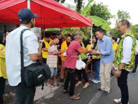 Wahyu Hidayat menyalami warga Penanggungan. (blok-a.com/Yogga Ardiawan)