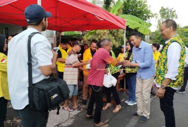 Wahyu Hidayat menyalami warga Penanggungan. (blok-a.com/Yogga Ardiawan)