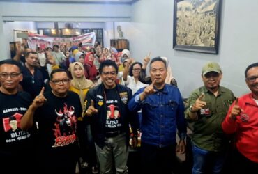 Calon Wakil Wali Kota Blitar Bayu Setyo Kuncoro menghadiri undangan anggota Dian Kemala Bhayangkari di salah satu cafe di Kota Blitar. (blok-a.com/Fajar)