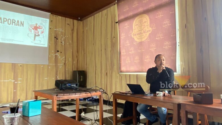 Founder SeMART Politica, Dito Arief saat merilis survei Pilbup Malang 2024 (blok-a.com/ Putu Ayu Pratama S)