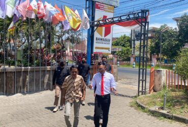 Tim Paslon SaLaf datangi Kantor Bawaslu Kabupaten Malang laporkan dugaan tindak pidana pemuilu (blok-a.com/ Putu Ayu Paratama S)