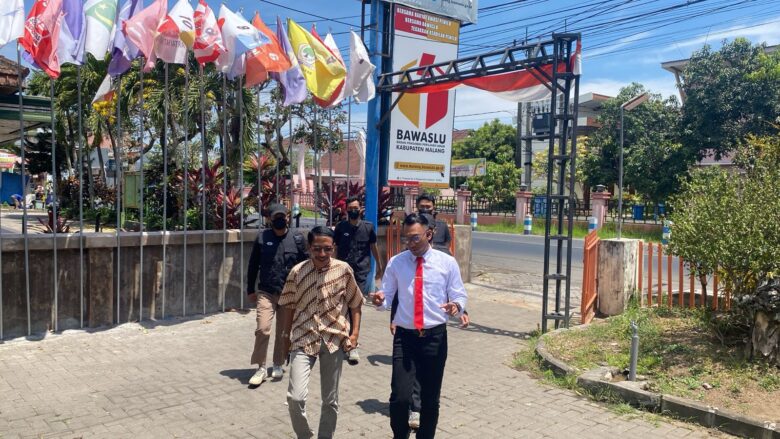 Tim Paslon SaLaf datangi Kantor Bawaslu Kabupaten Malang laporkan dugaan tindak pidana pemuilu (blok-a.com/ Putu Ayu Paratama S)