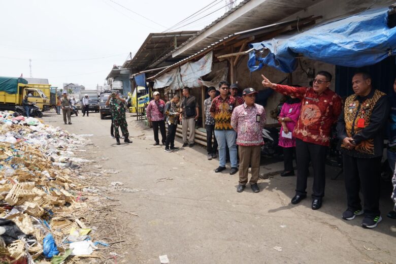 Tindak Keberadaan Sampah Menggunung di Pasar Dampit, Plt Bupati Malang Turun Lapangan