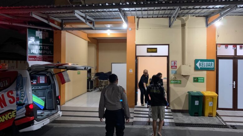 Proses evakuasi mahasiswa PTN di Kota Malang yang gantung diri di RSSA Malang, Jumat (11/10/2024) (blok-a/Andik Agus)