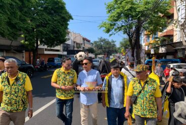 Calon Walikota Malang, Wahyu Hidayat berjalan diriingi bantengan saat kampanye di Kelurahan Jodipan Kota Malang, Kamis (10/10/2024) (blok-a/Bob)