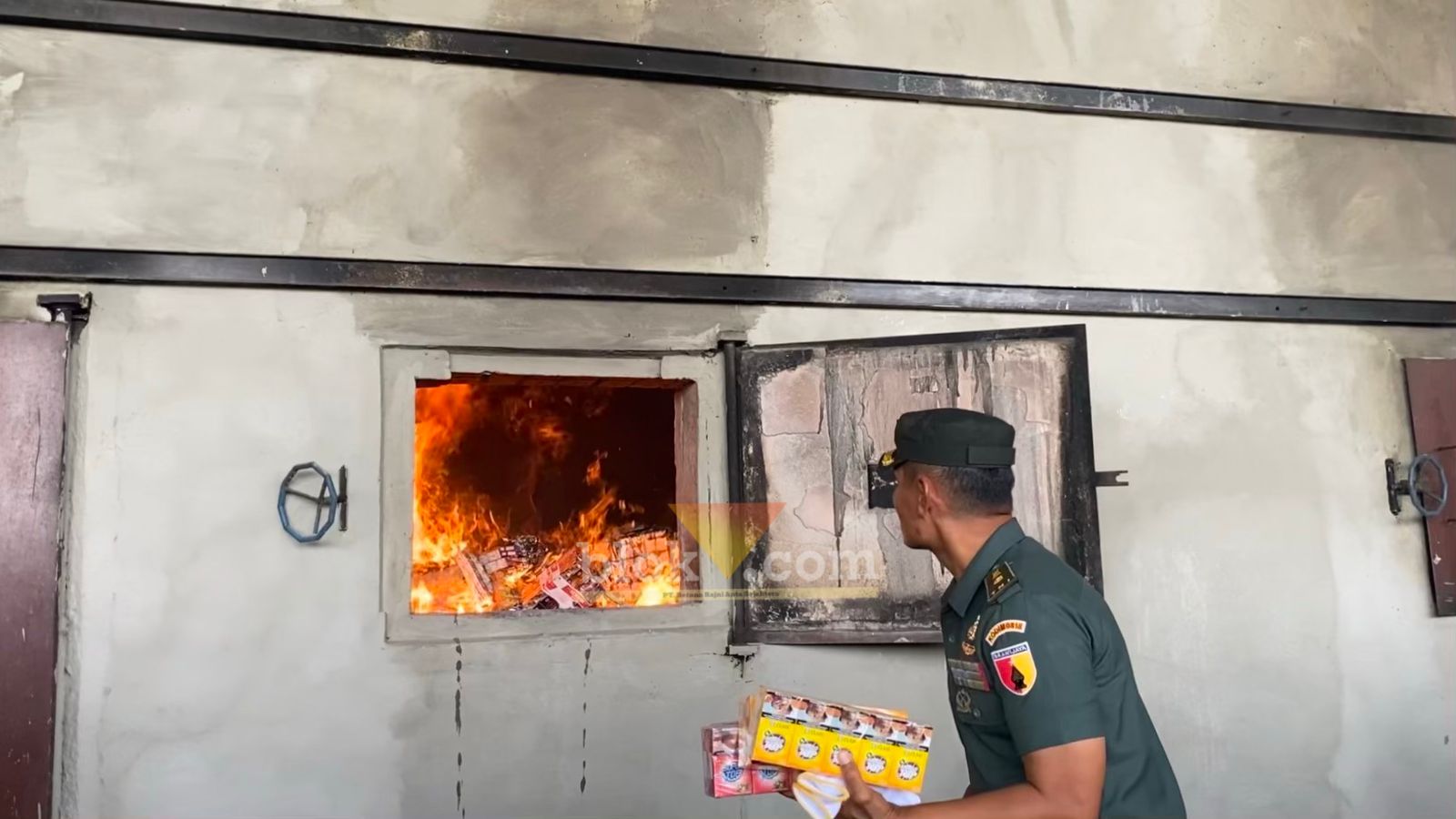 Pemusnahan rokok ilegal oleh Pemerintah Kabupaten (Pemkab) Malang bersama Bea Cukai dan Forkopimda Kabupaten Malang (blok-a.com/ Putu Ayu Pratama S)