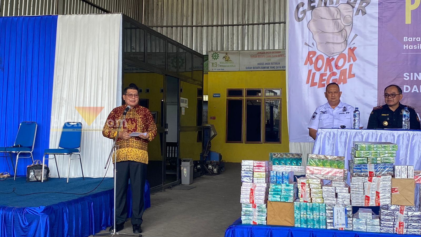Pemusnahan rokok ilegal oleh Pemerintah Kabupaten (Pemkab) Malang bersama Bea Cukai dan Forkopimda Kabupaten Malang (blok-a.com/ Putu Ayu Pratama S)
