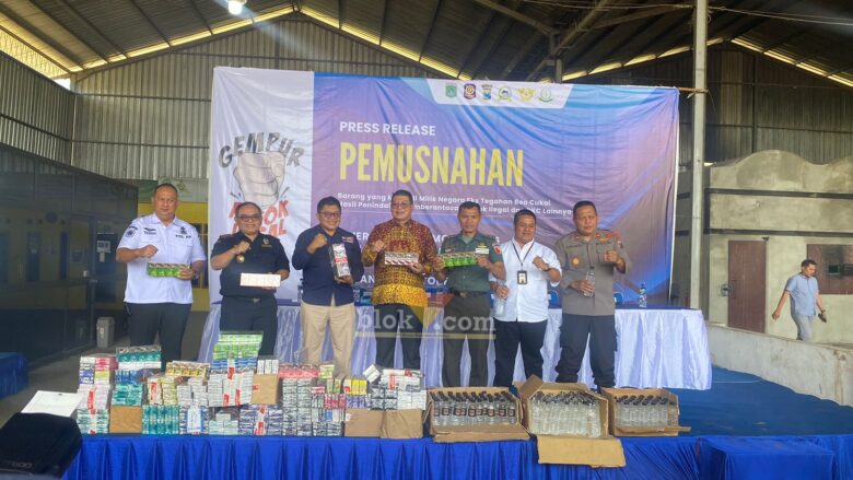 Pemusnahan rokok ilegal oleh Pemerintah Kabupaten (Pemkab) Malang bersama Bea Cukai dan Forkopimda Kabupaten Malang (blok-a.com/ Putu Ayu Pratama S)