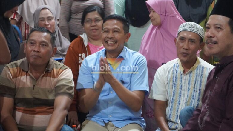 Calon Walikota Malang, Wahyu Hidayat saat bertamu ke rumah warga sambil jual sembako murah, Selasa (2/10/2024) (blok-a/Berryl)