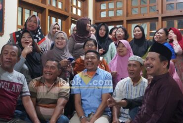 Calon Walikota Malang, Wahyu Hidayat saat bertamu ke rumah warga sambil jual sembako murah, Selasa (2/10/2024) (blok-a/Berryl)